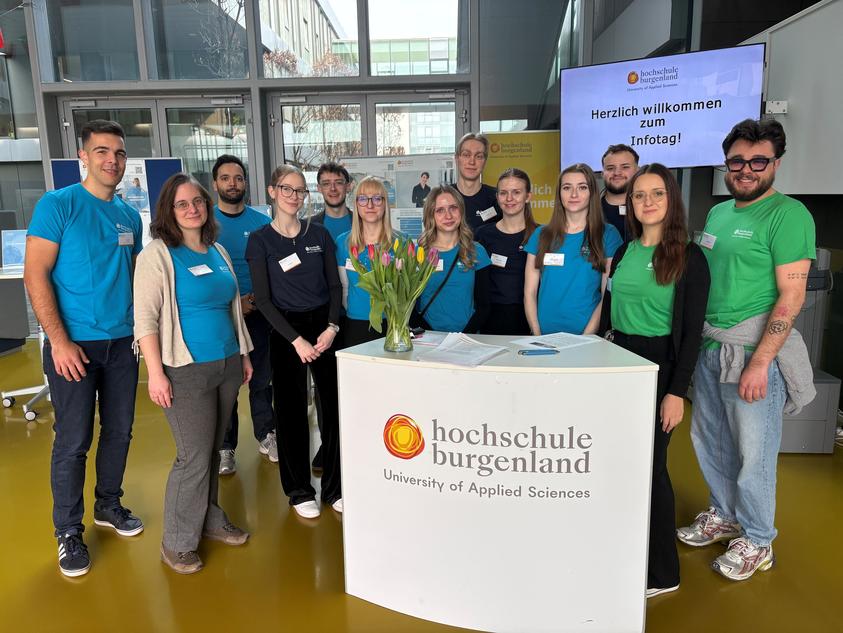 Studierende beraten beim Infotag