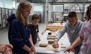 Kinder beim Forschen im Labor