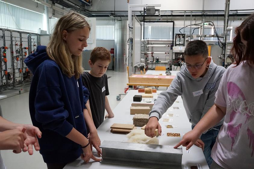 Kinder beim Forschen im Labor