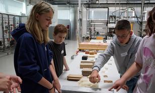 Kinder beim Forschen im Labor