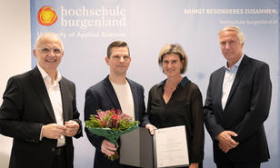 v.l.: Hochschul Geschäftsführer Georg Pehm, Prof.(FH) Gernot Steindl, Rektorin Bettina Schauer-Frank und Departmentleiter Informationstechnologie Christian Büll
