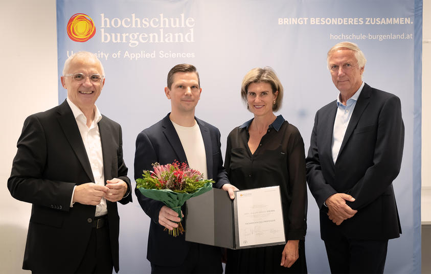 v.l.: Hochschul Geschäftsführer Georg Pehm, Prof.(FH) Gernot Steindl, Rektorin Bettina Schauer-Frank und Departmentleiter Informationstechnologie Christian Büll
