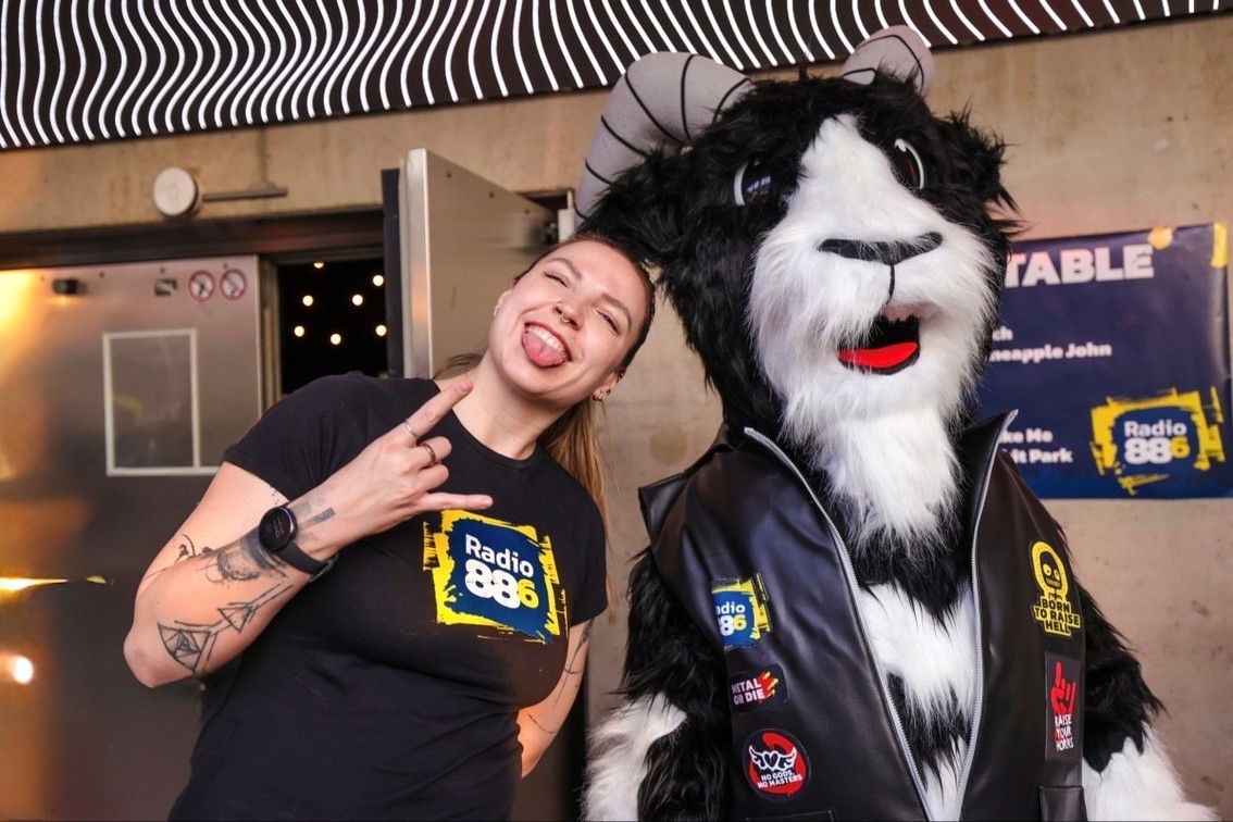 Sarah Steiner mit Maskottchen