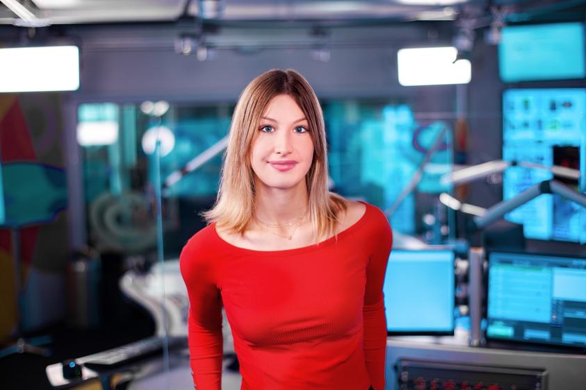 Ö3 presenter Emma Ströbitzer in the studio