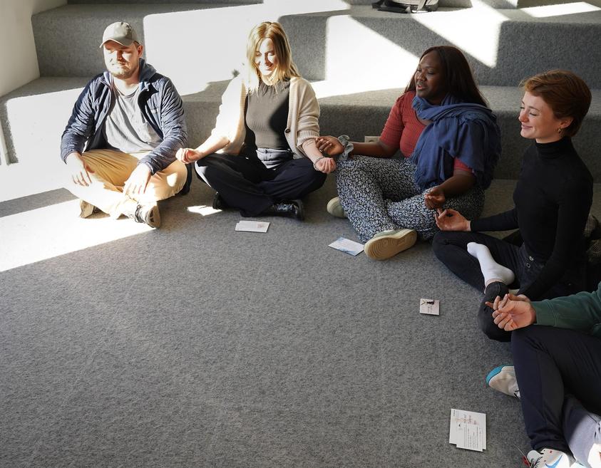 Eine Gruppe Studierende bei einer Meditationsübung