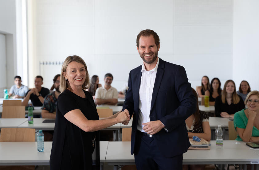 Silvia Ettl-Huber, Departmentleiterin Wirtschaft der Hochschule Burgenland mit dem neuen Studiengangsleiter des Masterstudiengangs European Studies - Management of EU Projects, Christoph Breinschmid