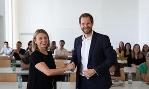 Silvia Ettl-Huber, Departmentleiterin Wirtschaft der Hochschule Burgenland mit dem neuen Studiengangsleiter des Masterstudiengangs European Studies - Management of EU Projects, Christoph Breinschmid