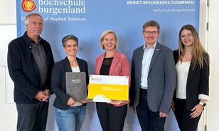 Gruppenfoto mit der Schuldirektorin