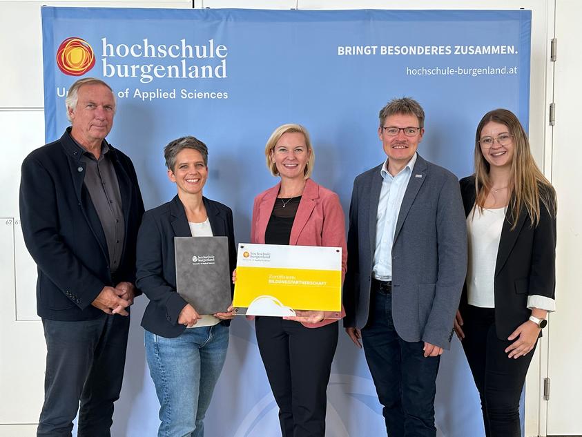 Gruppenfoto mit der Schuldirektorin