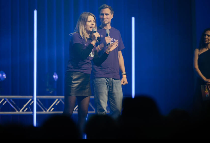 Marina Winkler auf der Bühne mit Mikro