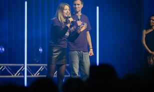 Marina Winkler auf der Bühne mit Mikro