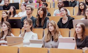 Studierende im Hörsaal