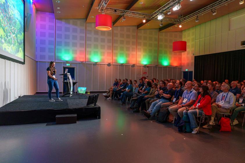 Cornelia Biacsics bei einem Vortrag