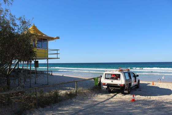 Auto steht am Strand von Brisbane