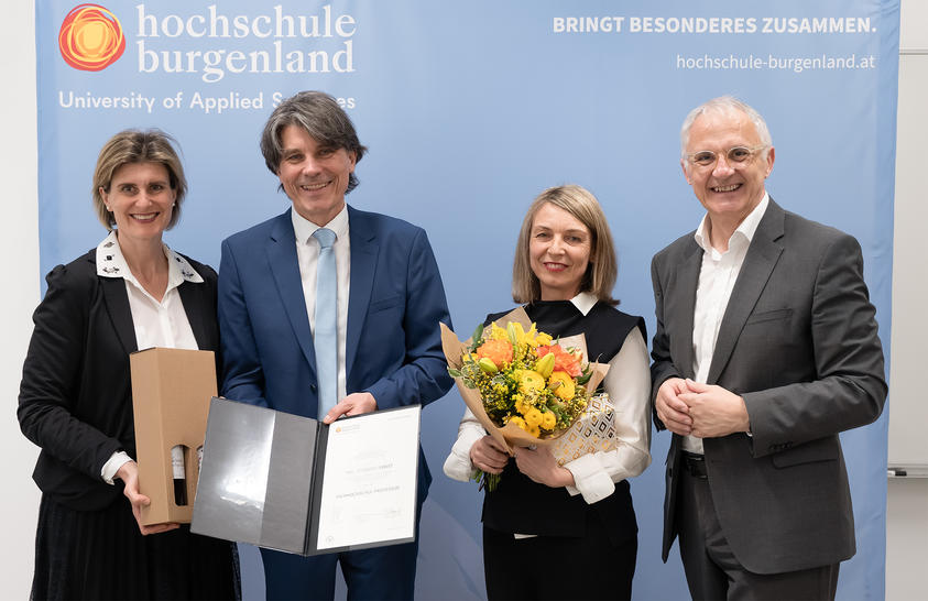 Gruppe von Gratulantinnen und Gratulanten von Seiten der Hochschule