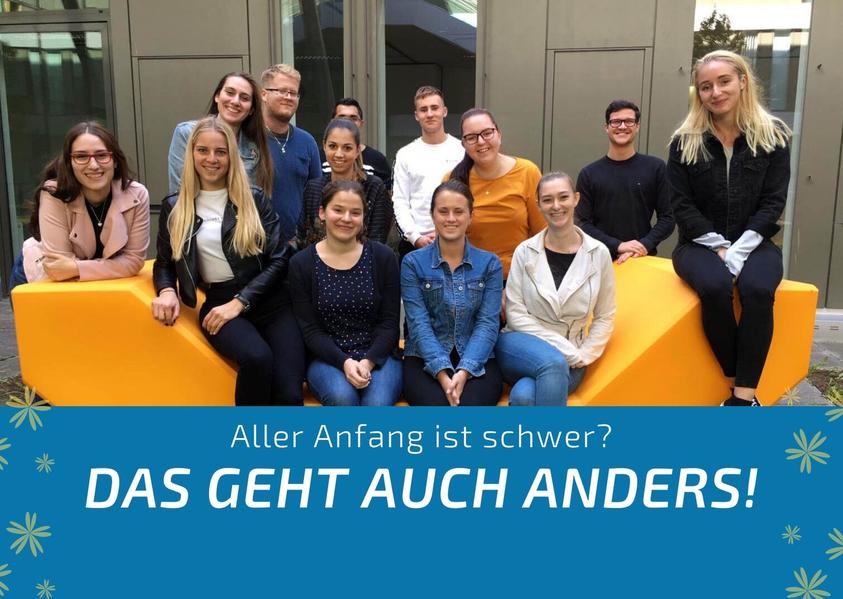 Studentin Katharina Landl mit ihren Studienkolleginnen im Hof am Campus Eisenstadt