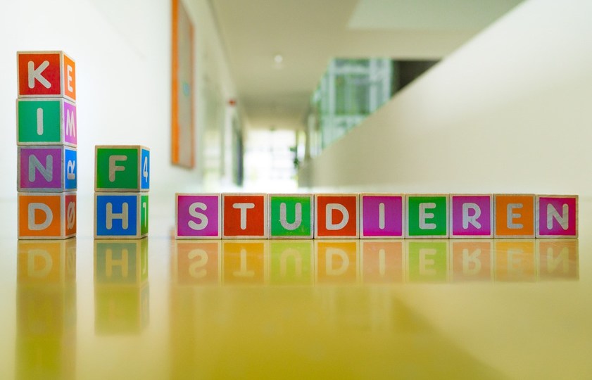 Studying with a child - Cube