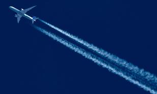 Flugzeug mit Kondensstreifen