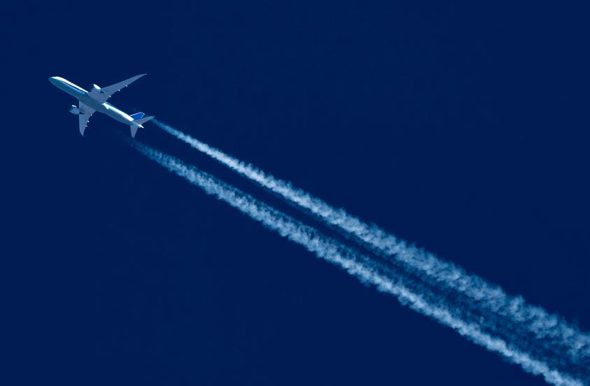 Flugzeug mit Kondensstreifen