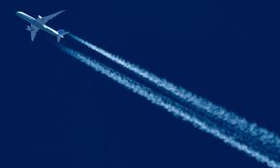 Flugzeug mit Kondensstreifen