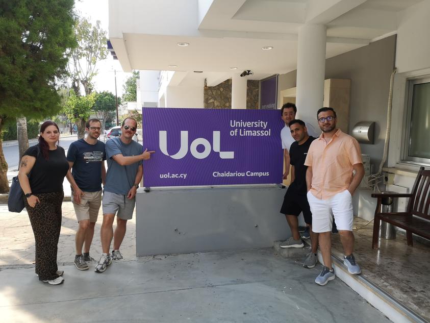 Studierendengruppe der Hochschule Burgenland vor der University of Limassol auf Zypern