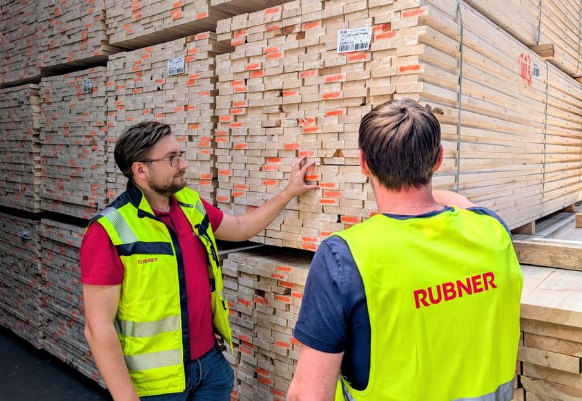 Zwei Männer in einem Holz-Lager