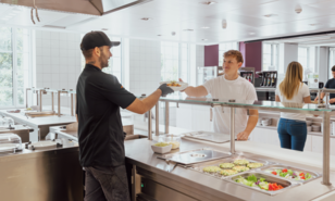 Ein Student holt sich Essen in der Mensa